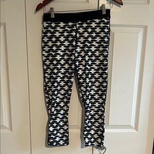 Nike Monochrome Patterned crop Leggings